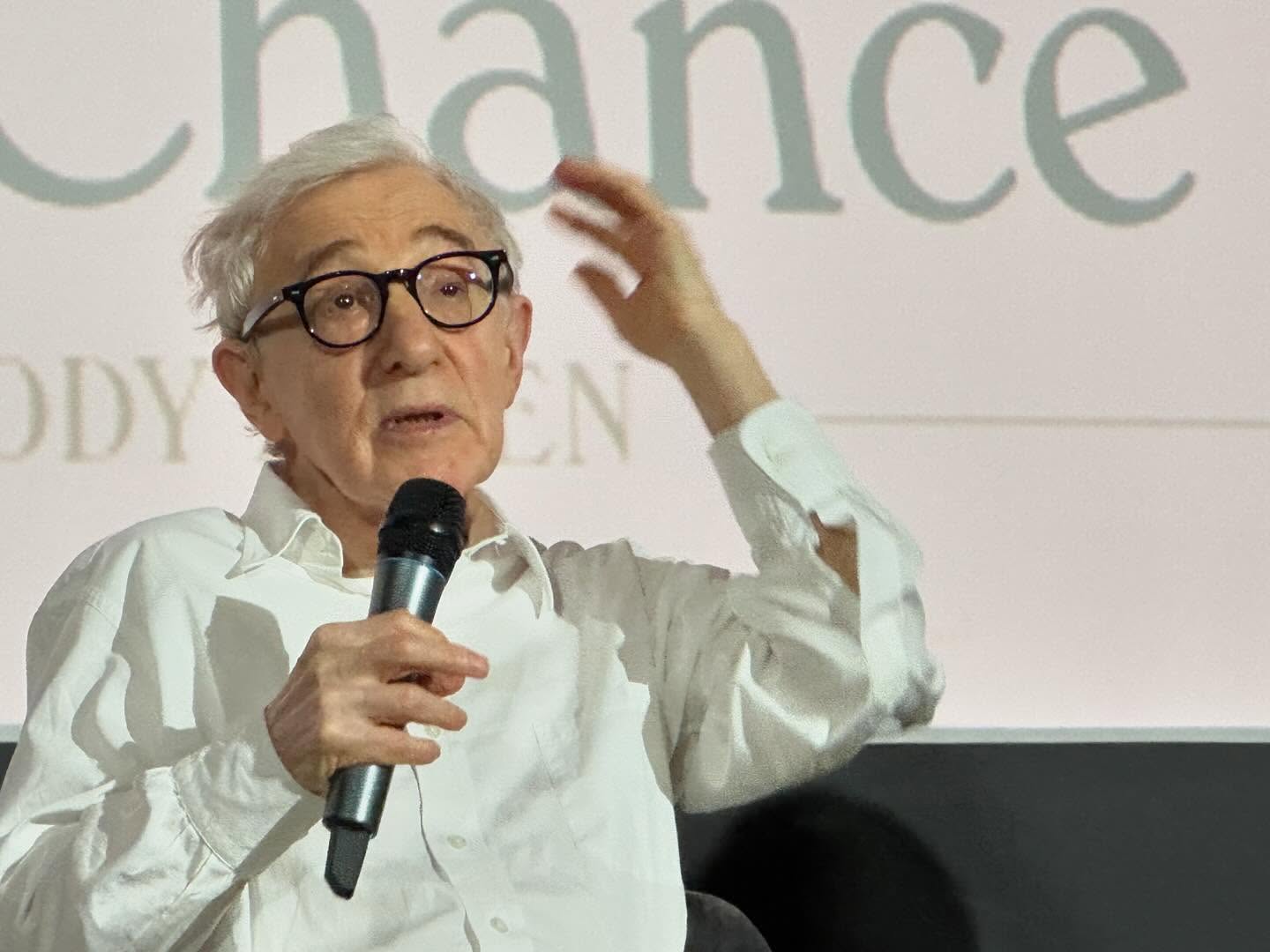 Woody Allen, celebrul regizor și actor american, a fost dintotdeauna învăluit în controverse, dar în ultimii ani, legăturile sale cu persoane influente și activitățile sale private au devenit subiecte de interes din ce în ce mai spinoase