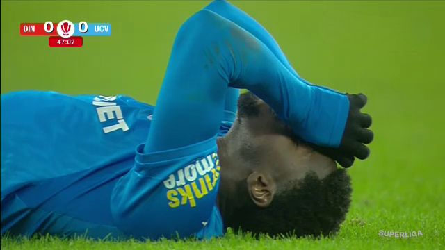 Universitatea Craiova afectată de o accidentare gravă în derby-ul cu Dinamo Într-un moment crucial al derby-ului dintre Universitatea Craiova și Dinamo, desfășurat pe Arena Națională, echipa olteană a fost lovită de o veste proastă în repriza secundă