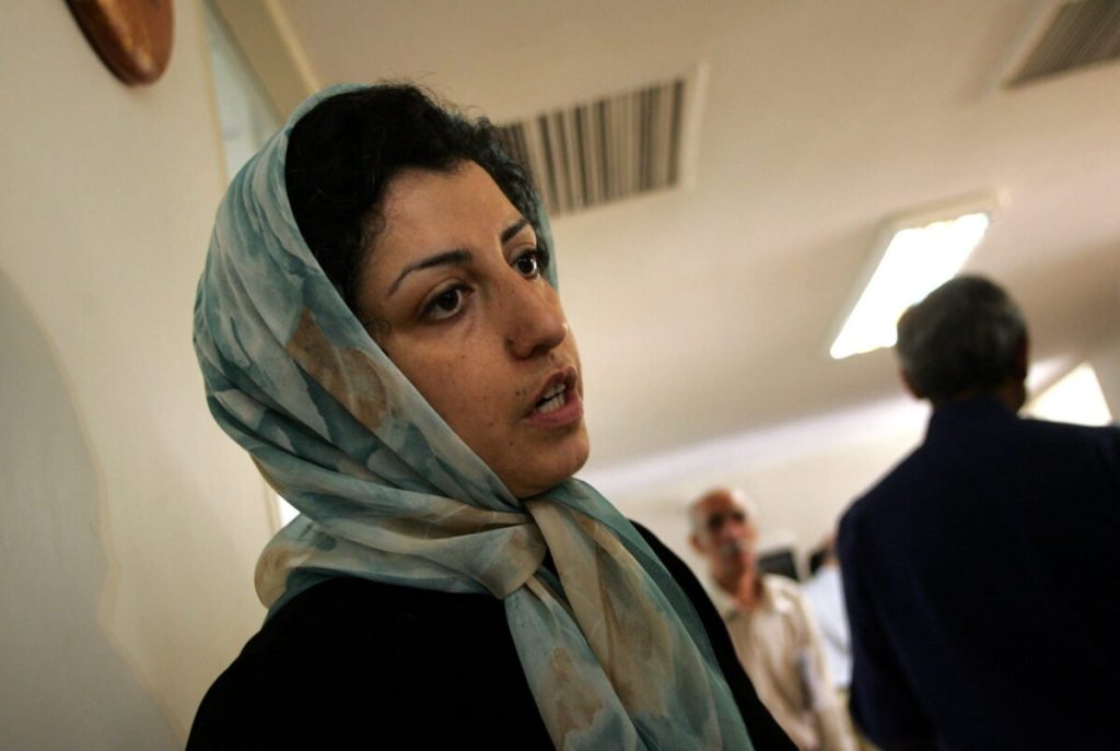 Narges Mohammadi, laureata Nobel pentru Pace, condamnată la șase ani de închisoare în Iran O veste care zguduie lumea apărării drepturilor omului: Narges Mohammadi, cunoscută activistă iraniană, laureată a Premiului Nobel pentru Pace în 2023, a fost condamnată la șase ani de închisoare într-o decizie considerată de mulți ca fiind o continuare a campaniei autorităților din Iran de a reprima vocele critice
