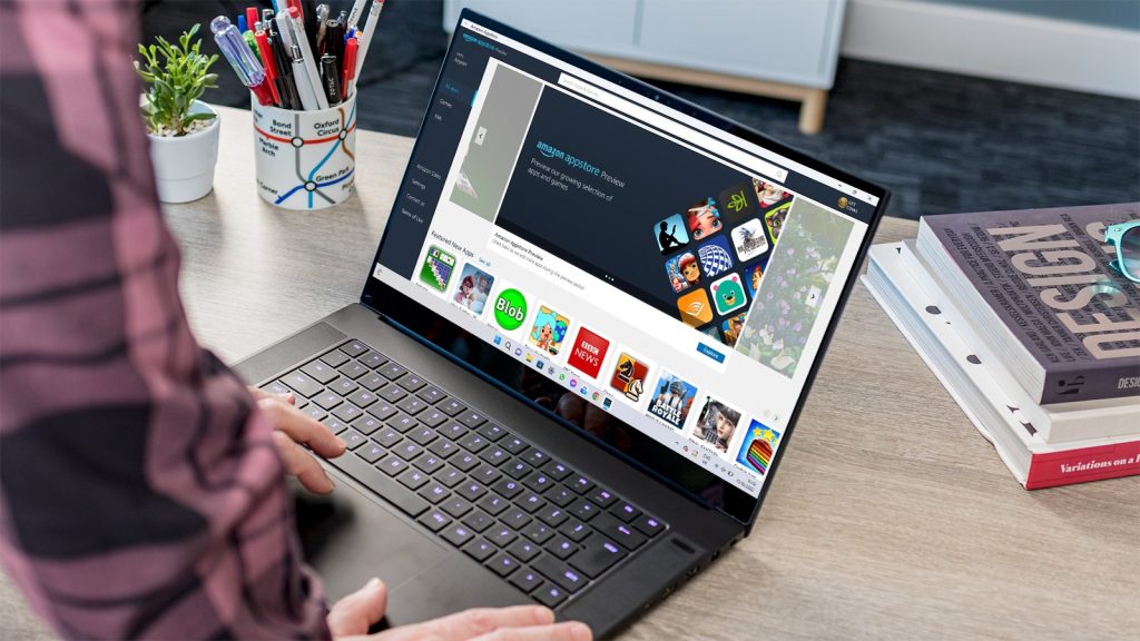 Un PC cu Windows care pornește lent sau se blochează câteva secunde după logare reprezintă o problemă frecvent întâlnită, cu impact direct asupra productivității și experienței utilizatorului