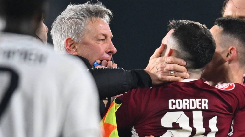 CFR Cluj reacționează după incidentele de la derby-ul cu U Cluj CFR Cluj a emis un comunicat oficial în urma incidentelor petrecute la finalul derby-ului local cu U Cluj, disputa încheindu-se cu victoria echipei din Gruia, scor 3-2