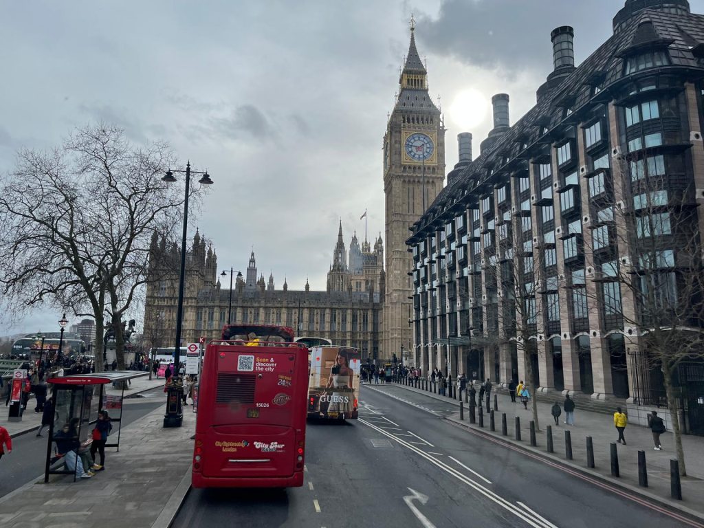 Ministrul Afacerilor Externe, Oana Țoiu, face pași importanți în consolidarea relațiilor culturale între România și Regatul Unit, în cadrul unei vizite recente la Universitatea Oxford