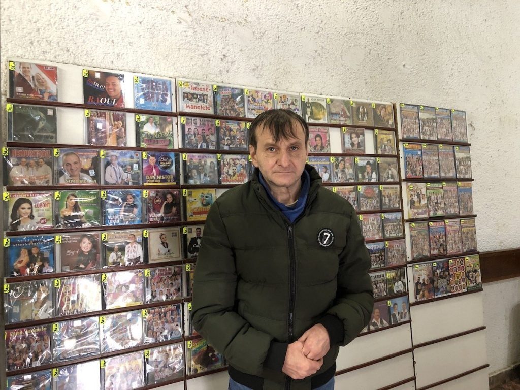 Sibian de 30 de ani vinde CD-uri în centru: „Cumpăr și vârstnici, și tineri”