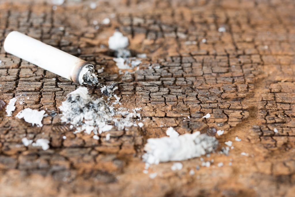 Cercetători chinezi dezvoltă baterii din mucuri de țigară