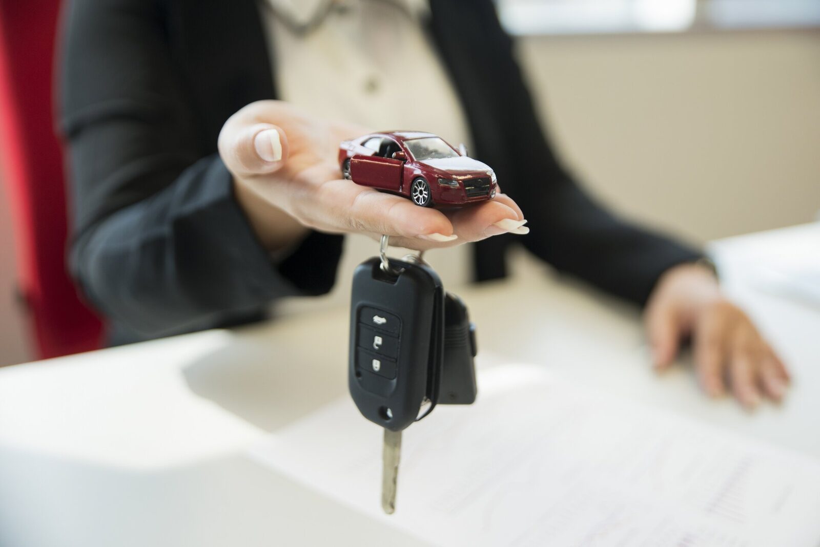 Declinul înmatriculărilor de autoturisme noi în România a atins cote alarmante în primele luni ale anului 2026, marcând un început de an dificil pentru piața auto locală