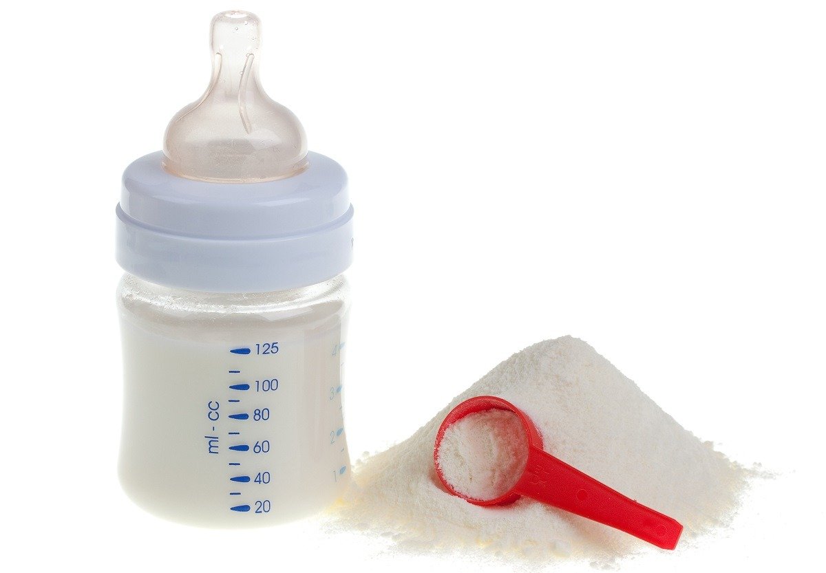 Nestlé România extinde rechemarea lanțului de produse pentru sugari, după noile teste europene Nestlé România a decis să extindă, oficial, rechemarea a două loturi de formulă de lapte pentru sugari, în urma noilor metode de testare adoptate de autoritățile europene de profil