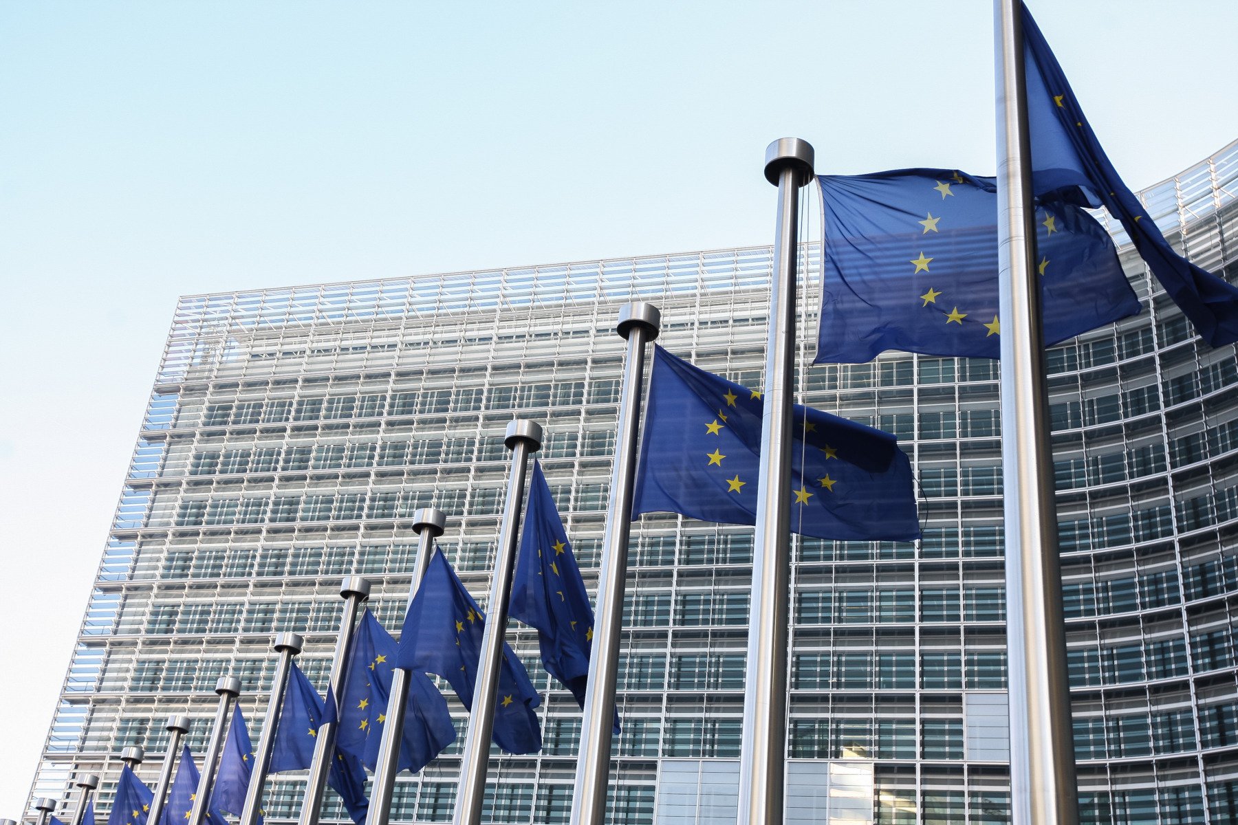 Uniunea Europeană ia în calcul noi surse de finanțare pentru sectorul apărării, în contextul în care programul inițial de împrumuturi în valoare de 150 de miliarde de euro a fost suprasubscris, semnalând interesul crescut pentru consolidarea capacităților militare ale statelor membre