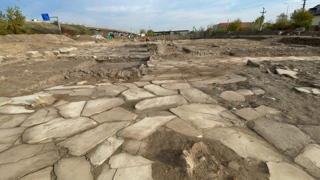 Autoritățile din Alba Iulia continuă proiectul de construcție a unei autobaze, în ciuda faptului că terenul vizat se află pe un sit arheologic major, cu semnificație istorică și culturală