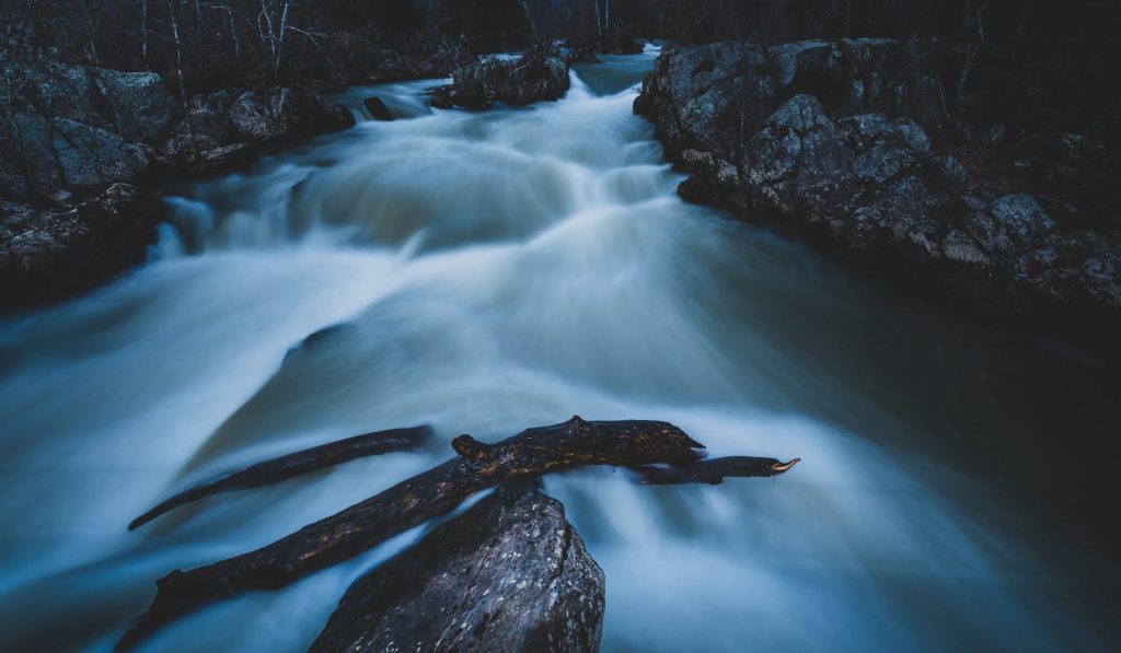 Efectul „mătăsos” pe apă: cum să-l obții și când să-l folosești pentru imagini spectaculoase Fotografia de peisaj a cunoscut o revoluție subtilă în ultimii ani, iar tehnica de a crea apa „mătăsoasă” devine tot mai populară printre pasionați