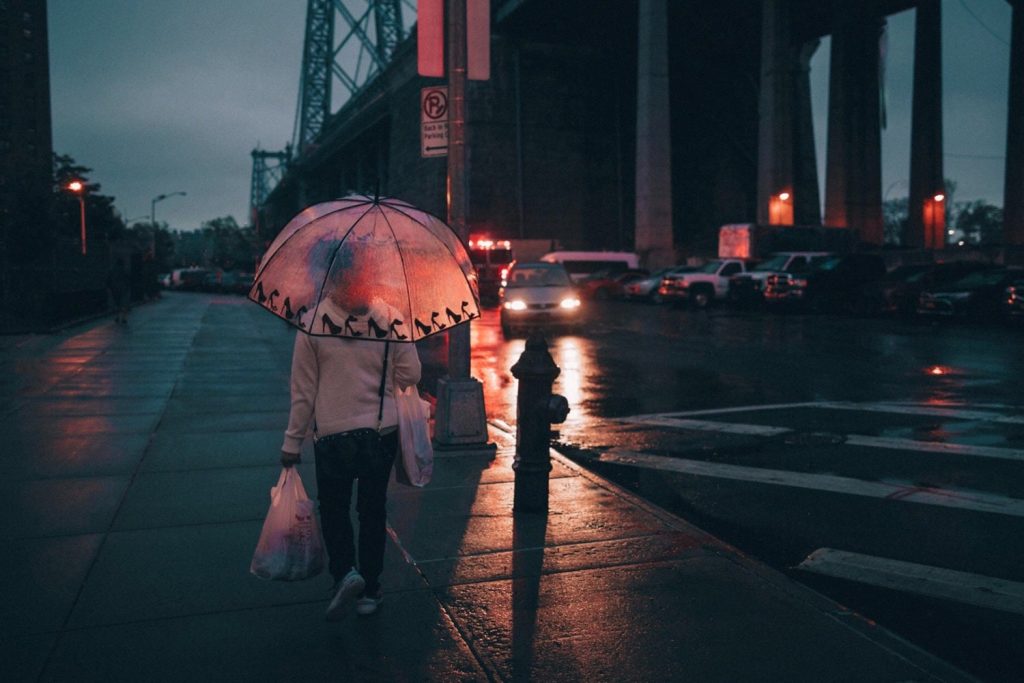 Fotografia nocturnă fără trepied pare, la prima vedere, o misiune imposibilă