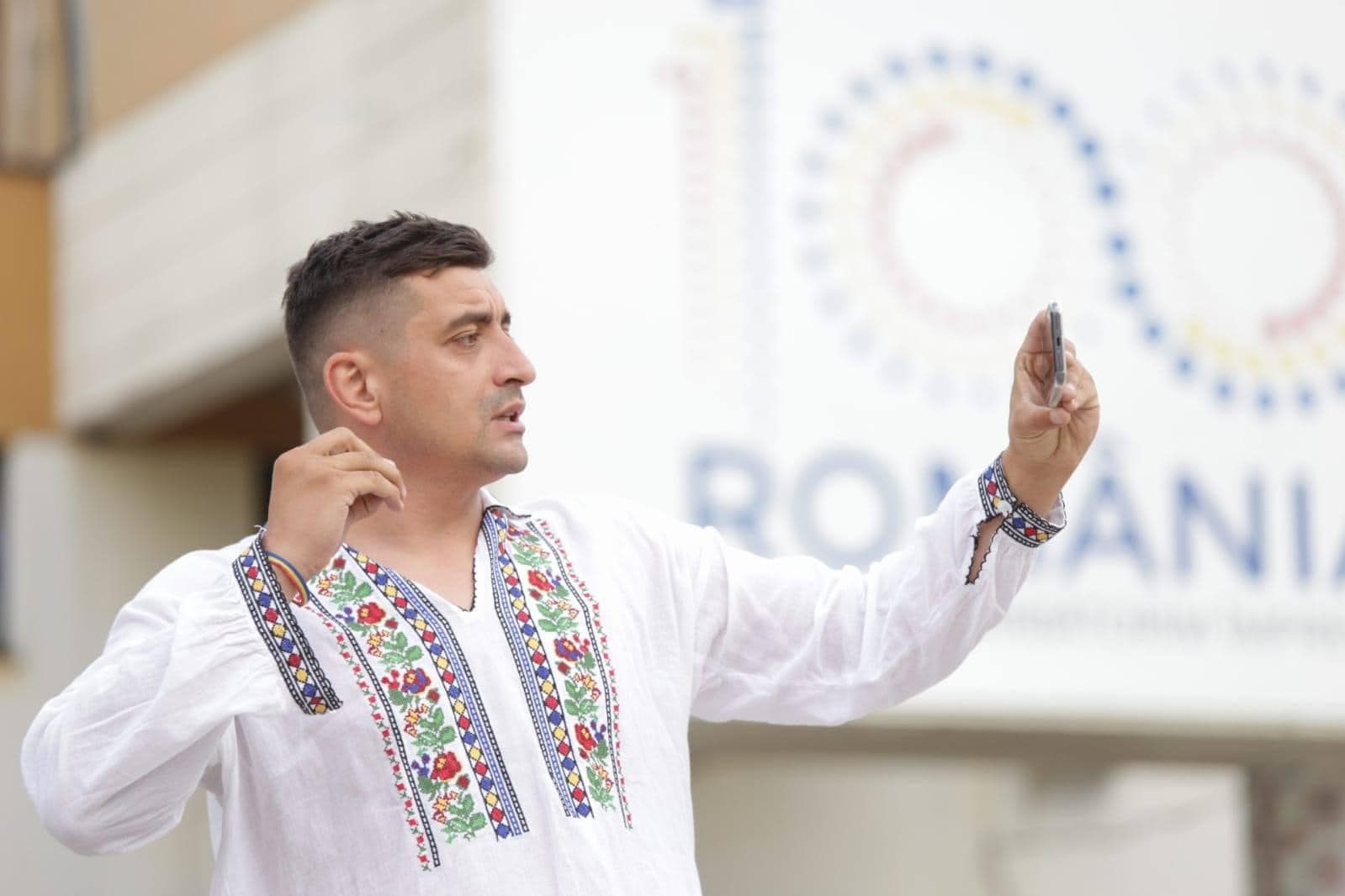 Bluza românească, o comoară culturală transformată în simbol internațional al modei și artei Ce se ascunde în spatele unui articol traditional românesc, însărcinat cu istorie, simbolism și estetică, poate părea uneori doar un obiect vestimentar