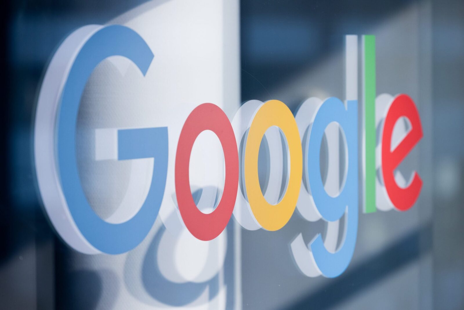 Google lansează o actualizare majoră a algoritmului pentru secțiunea Discover, schimbând jocul în ceea ce privește modul în care conținutul este promovat și vizualizat pe platforma sa