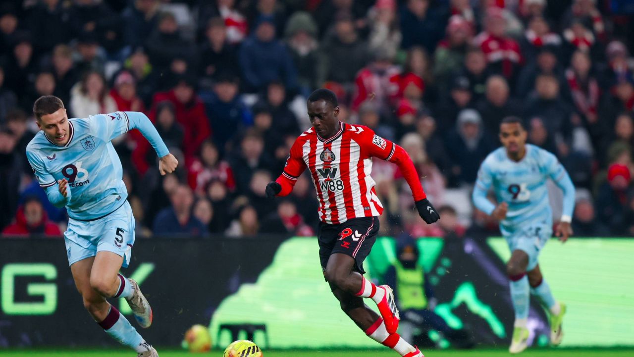 Sunderland învinge categoric Burnley, 3-0, și speranțele de salvare prind avânt Sunderland a obținut o victorie concludentă în fața lui Burnley, cu 3-0, într-un meci din cadrul rundei a 24-a din Premier League, consolidându-și astfel șansele de salvare în acest sezon