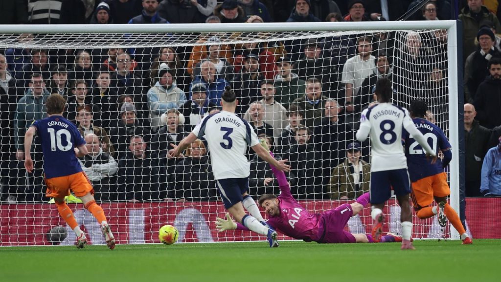Tottenham pierde acasă 1-2 în fața lui Newcastle, Drăgușin afectat.
