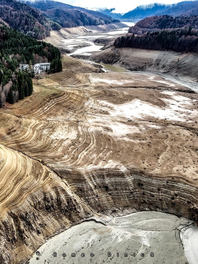 Ministrul Mediului: Criza apei în Curtea de Argeș gestionată de firma locală, fără investiții și cu bacteria Clostridium perfringers în apă