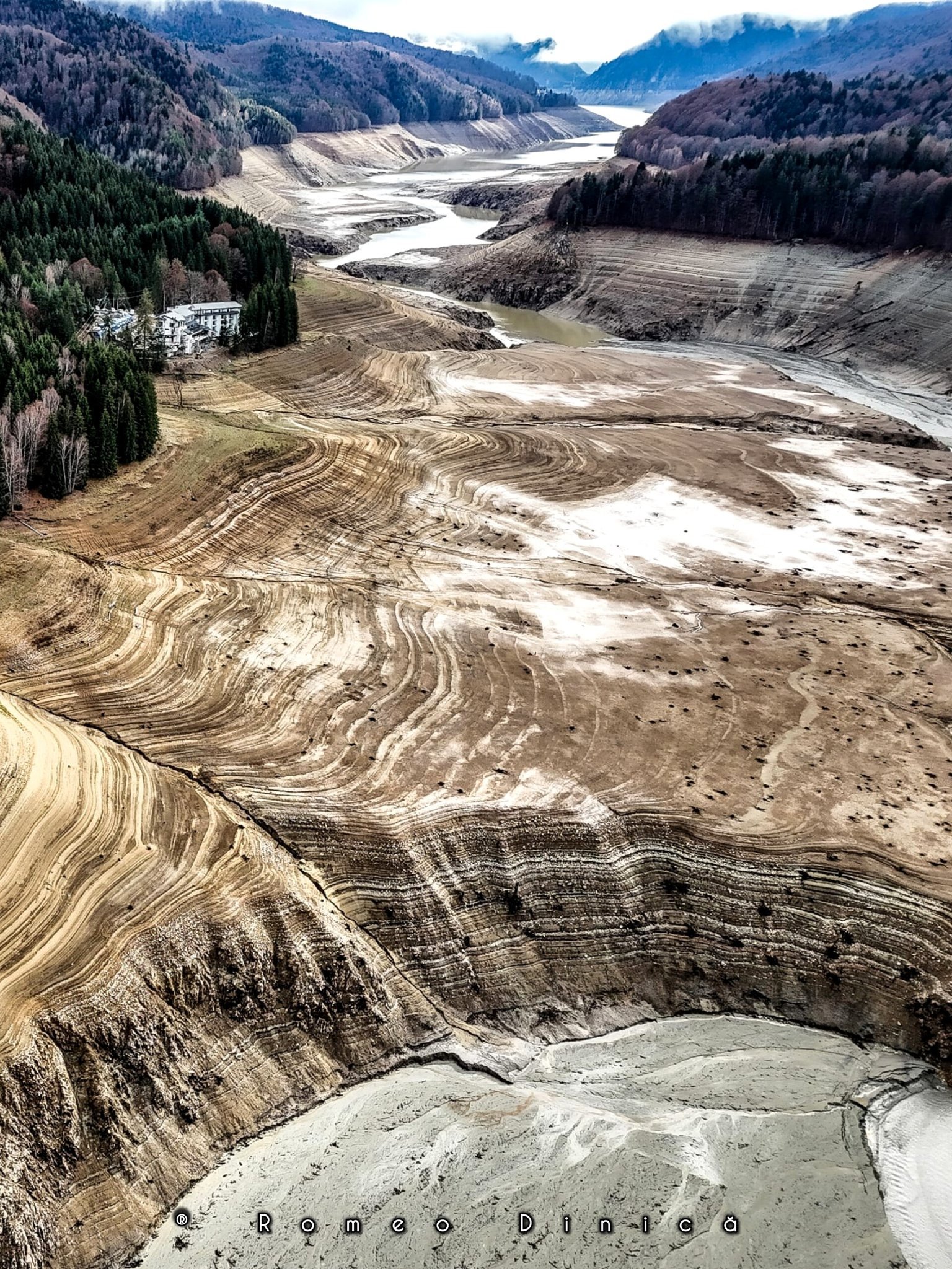 Ministrul Mediului: Criza apei în Curtea de Argeș gestionată de firma locală, fără investiții și cu bacteria Clostridium perfringers în apă