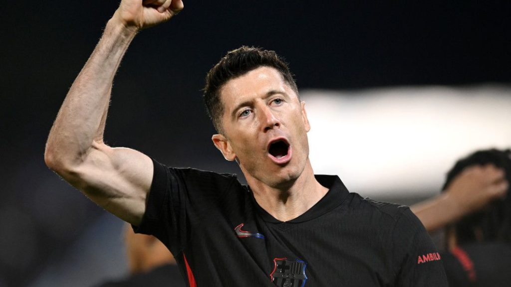 Robert Lewandowski la o răscruce: Ce urmează pentru starul Barcelonei? Robert Lewandowski, vârful de lance al echipei FC Barcelona, se află într-un moment crucial al carierei sale, la 37 de ani