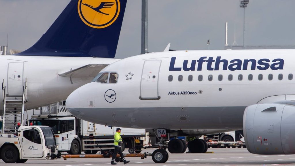 Greva în însoțitorii de zbor ai Lufthansa declanșată după eşecul negocierilor Unul dintre cele mai așteptate conflicte din sectorul aviatic european s-a transformat într-un punct de tensiune major pentru compania aeriană germană Lufthansa, care trebuie să facă față unei greve anunțate de sindicatul însoțitorilor de zbor UFO
