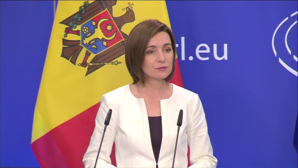 Maia Sandu a semnat decizii ferme pentru retragerea cetățeniei mai multor oficiali separatiști Președinta Republicii Moldova, Maia Sandu, a anunțat miercuri o măsură decisivă împotriva oficialilor implicați în regimul separatist din Transnistria, semnând un decret prin care le-a retras cetățenia moldoveană unor nouă persoane, între care se află și Ruslan Mova, fost ministru de interne al regiunii separatiste