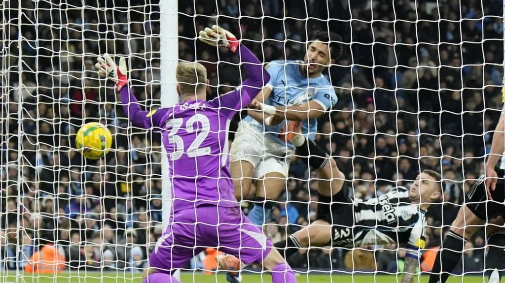 Finala Carabao Cup promite un duel electrizant A treia competiție din fotbalul englez, Carabao Cup, își va desemna campioana în cadrul unei finale de excepție, programată pe Wembley, acolo unde istoria și tradiția se întâlnesc cu intensitatea competiției