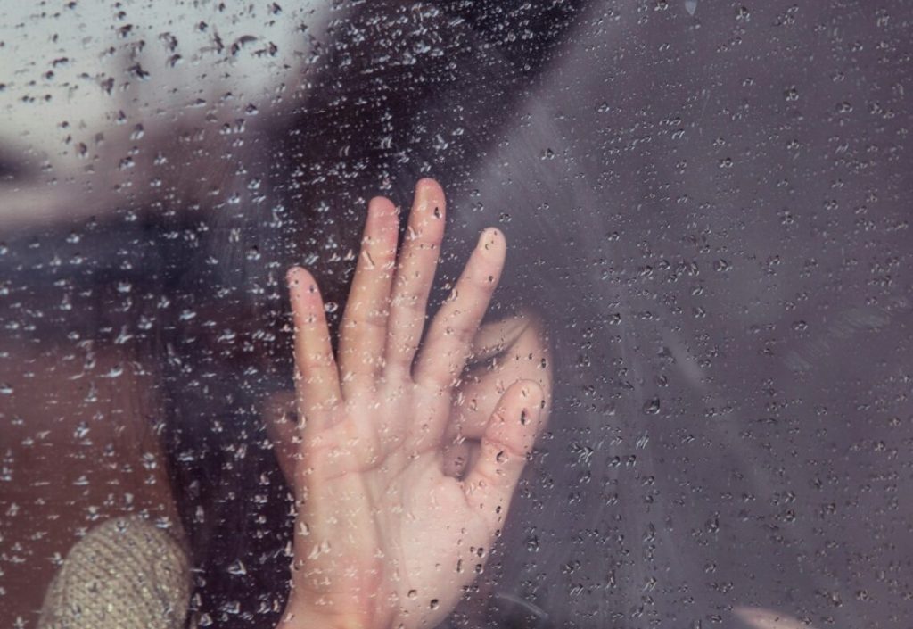 Tânăr polițist de frontieră, reținut de DIICOT pentru trafic de minori: implicare într-un caz de proxenetism internațional Un incident șocant zguduie domeniul poliției de frontieră și al justiției din România, după ce un agent de 24 de ani, implicat în activități ilegale de trafic uman, a fost arestat sub acuzarea de trafic de minori, trafic de persoane și proxenetism