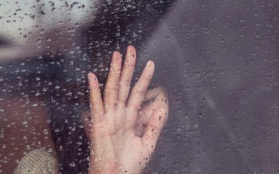 Tânăr polițist de frontieră, reținut de DIICOT pentru trafic de minori: implicare într-un caz de proxenetism internațional Un incident șocant zguduie domeniul poliției de frontieră și al justiției din România, după ce un agent de 24 de ani, implicat în activități ilegale de trafic uman, a fost arestat sub acuzarea de trafic de minori, trafic de persoane și proxenetism