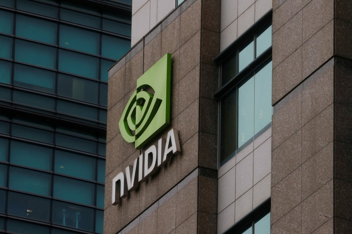 Nvidia a înregistrat rezultate financiare record în ultimul trimestru, depășind cu mult așteptările pieței, pe fondul exploziei cererii pentru tehnologia de inteligență artificială (AI)