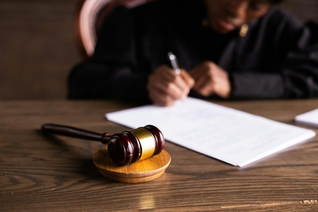 Robele judiciare, un simbol al autorității și neutralității în sălile de judecată, revin în prim-plan după o perioadă de discuții și controverse De câțiva ani, discuțiile referitoare la purtarea robei în instanțe au fost mai mult decât simple retorici juridice