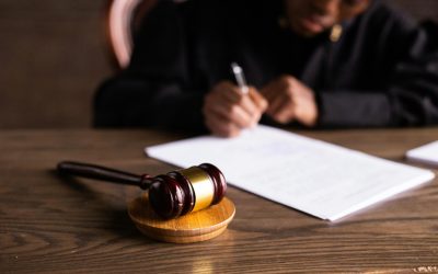 Robele judiciare, un simbol al autorității și neutralității în sălile de judecată, revin în prim-plan după o perioadă de discuții și controverse De câțiva ani, discuțiile referitoare la purtarea robei în instanțe au fost mai mult decât simple retorici juridice
