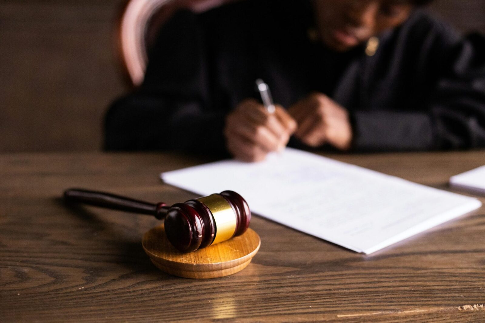 Robele judiciare, un simbol al autorității și neutralității în sălile de judecată, revin în prim-plan după o perioadă de discuții și controverse De câțiva ani, discuțiile referitoare la purtarea robei în instanțe au fost mai mult decât simple retorici juridice