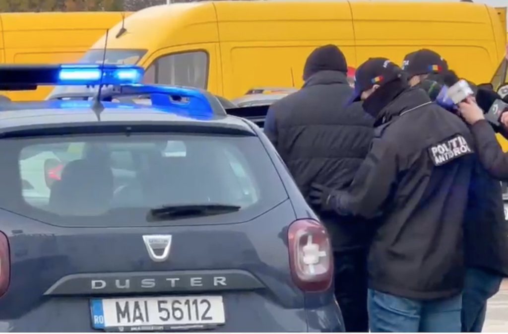 Patru persoane reținute în cel mai amplu dosar de înșelăciune în domeniul pariurilor sportive din ultimii ani Autoritățile române au reușit să dezmembreze o rețea de înșelători care opera cu scopul de a păcăli jucătorii în domeniul pariurilor sportive