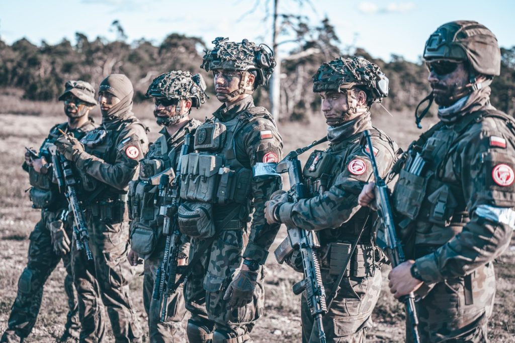 Polonia, în alertă maximă: avertisment privind amenințarea rusă și întârzierea în modernizarea forțelor armate Șeful Statului Major al Forțelor armate poloneze a emis miercuri un avertisment sumbru privind situația de securitate a țării, subliniind riscul „existențial” reprezentat de Rusia