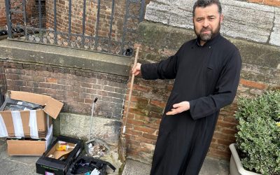 Preot în Italia acuză tineri nord-africani de vandalizarea constantă a bisericii din Picenza Un preot italian din nordul Italiei, Iuri Ursachi, atrage atenția asupra unui fenomen îngrijorător care pare să se intensifice în ultimele luni în orașul Picenza, în apropiere de Milano