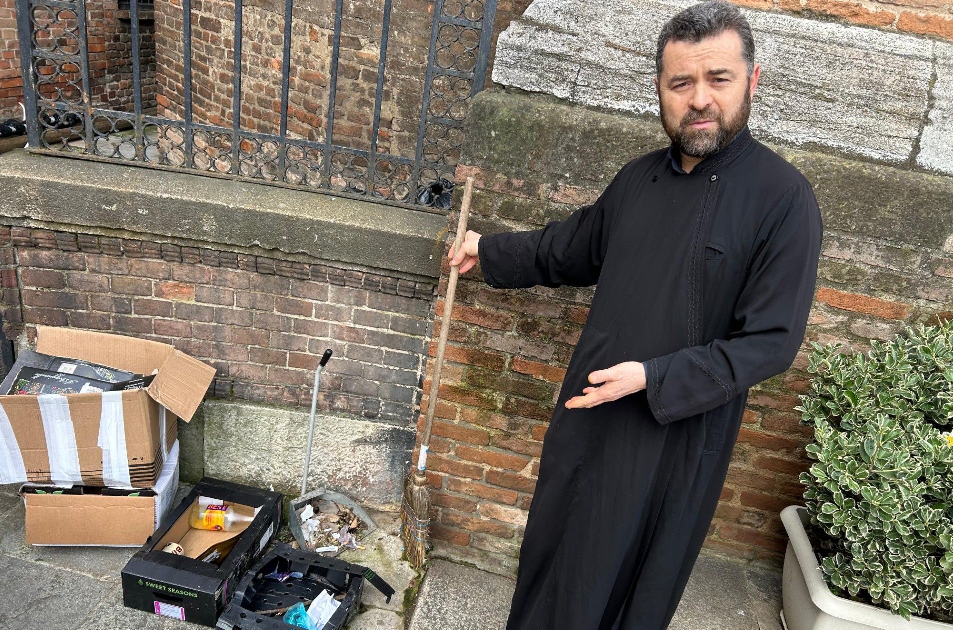 Preot în Italia acuză tineri nord-africani de vandalizarea constantă a bisericii din Picenza Un preot italian din nordul Italiei, Iuri Ursachi, atrage atenția asupra unui fenomen îngrijorător care pare să se intensifice în ultimele luni în orașul Picenza, în apropiere de Milano