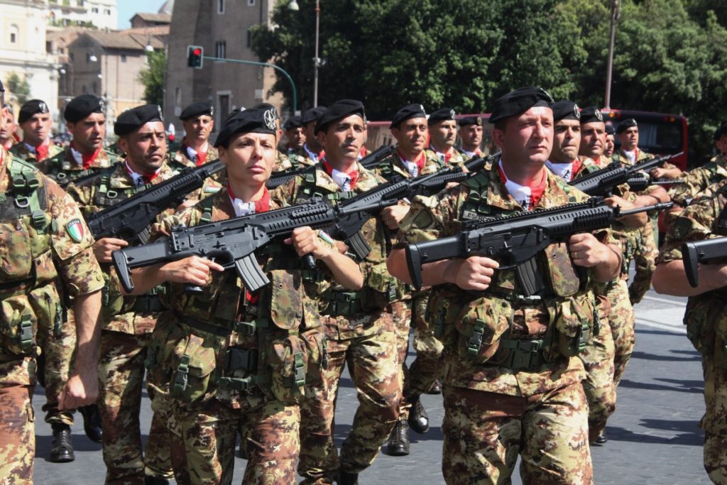 Guvernul italian a aprobat miercuri un proiect de lege controversat, menit să ofere autorităților posibilitatea de a suspenda temporar sosirile migranților pe mare, în situaţii de ameninţare gravă la adresa ordinii publice sau a securităţii naţionale