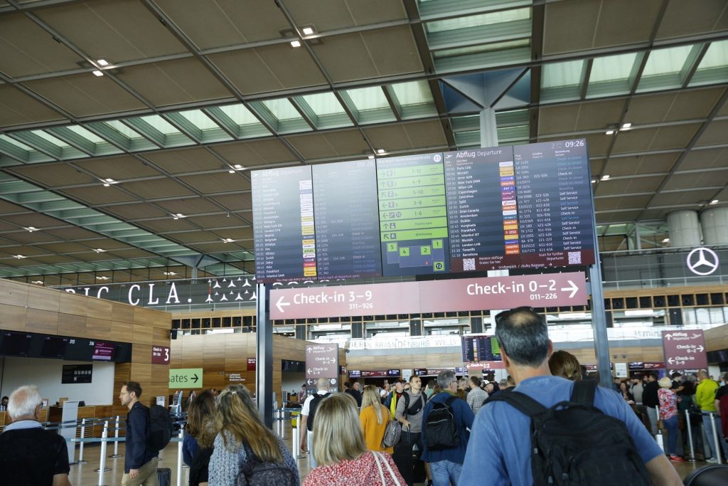Furtuna severă a provocat perturbări masive pe aeroportul din Berlin, determinând anularea tuturor zborurilor programate pentru sâmbătă