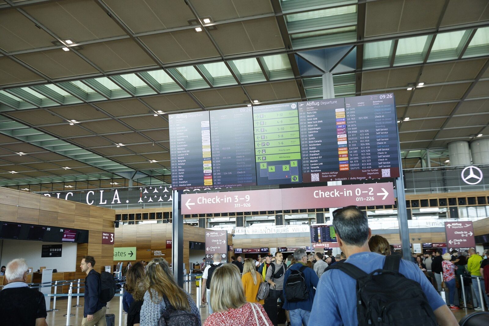 Furtuna severă a provocat perturbări masive pe aeroportul din Berlin, determinând anularea tuturor zborurilor programate pentru sâmbătă