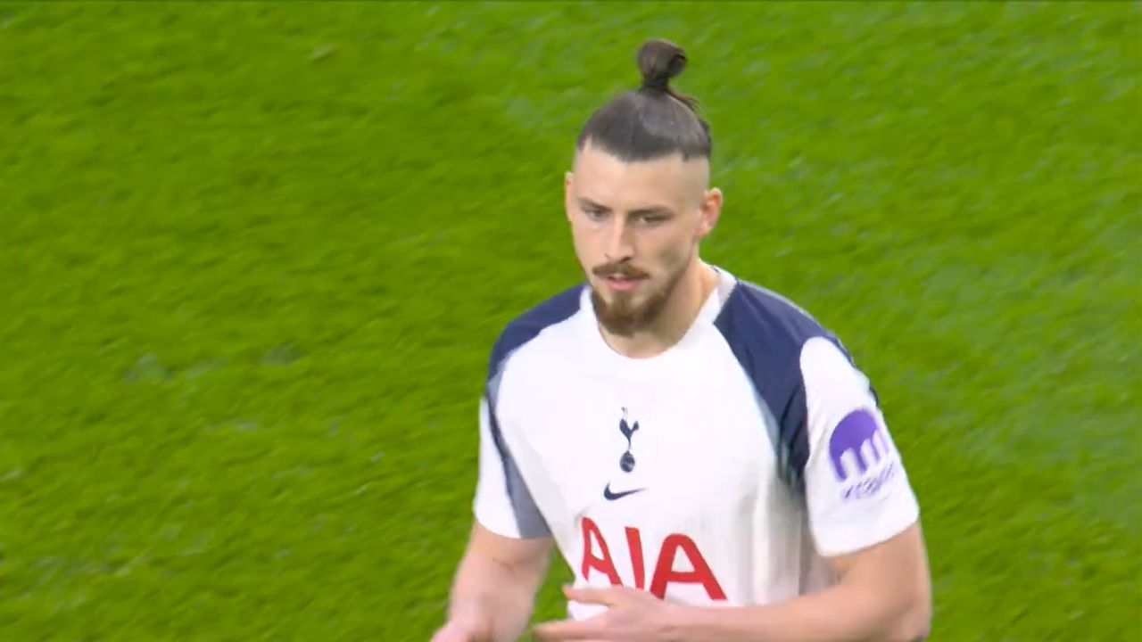 Radu Drăgușin revine în forță la Tottenham după un an plin de provocări Radu Drăgușin, tânărul fundaș român în vârstă de 23 de ani, își face din nou loc în atenția fanilor echipei Tottenham