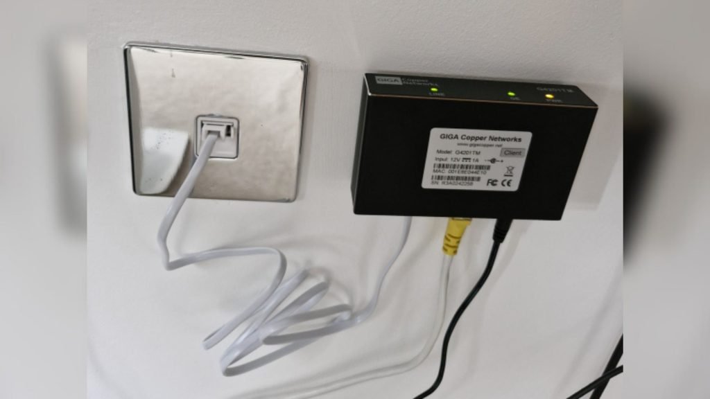 Revoluție inedită în rețelele de acasă: cum poți transforma cablul telefonic vechi în infrastructură gigabit În casele vechi, unde pereții sunt plini de cabluri, iar traseele pentru internet au fost gândite pentru alte vremuri, tehnologia modernă pare adesea o provocare