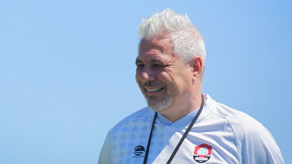 Probleme mari pentru Șumudică la Al-Okhdood: Start greu în Arabia Saudită La o lună după preluarea echipei Al-Okhdood, Marius Șumudică se confruntă deja cu situații dificile, iar rezultatele slabe înregistrate de echipă au stârnit îngrijorare în rândul conducerii clubului