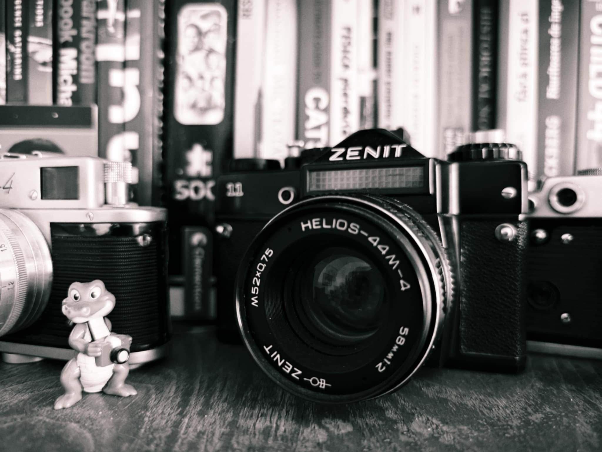 Într-o eră dominată de tehnologii inteligente, internet rapid și gadget-uri care fac totul în același timp, se observă tot mai clar o tendință contrastantă: oamenii revin la ceea ce părea demodat, la simplitatea obiectelor analogice