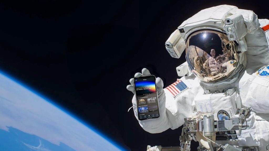 NASA va permite pentru prima dată astronauților să își ia smartphone-urile personale în misiunile spațiale, o decizie care marchează o schimbare radicală în modul în care se documentează viața în spațiu și modul în care publicul urmărește aventurile cosmonauților