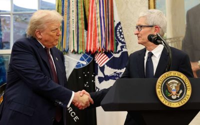 Tim Cook, CEO-ul Apple, a făcut recent un gest public important, ce evidențiază tot mai clar linia fină dintre interesele corporative și implicarea politică