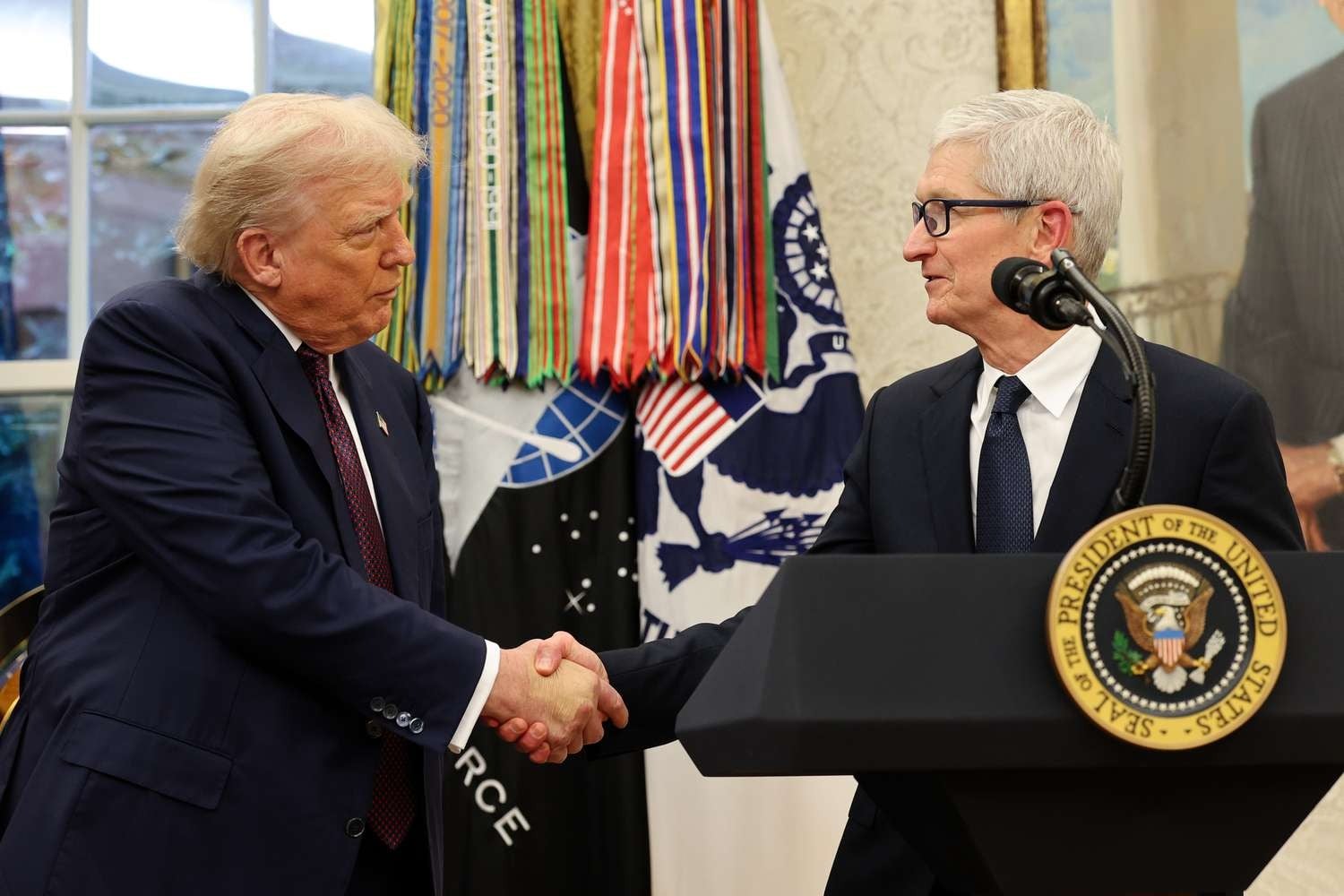 Tim Cook, CEO-ul Apple, a făcut recent un gest public important, ce evidențiază tot mai clar linia fină dintre interesele corporative și implicarea politică