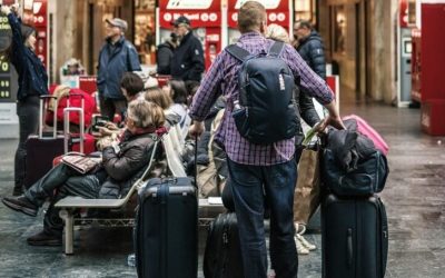 O femeie de 38 de ani, administrator al unei societăți comerciale, a fost reținută marți de către Poliția Sector 2 din București, fiind băgată în vizor pentru înșelăciune cu privire la înșelarea mai multor persoane prin intermediul unei scheme ilegale de intermediere a pachetelor turistice