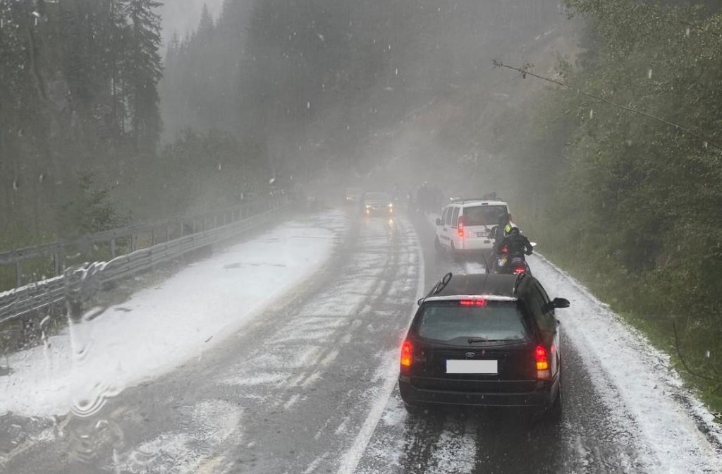 Drum închis de urgenta din cauza viscolului, apoi redeschis după intervenții speciale Drumul Național 67C, legătura esențială între Novaci și Rânca, a trecut prin momente critice de-a lungul ultimei zile, fiind închis temporar din cauza condițiilor meteo extreme