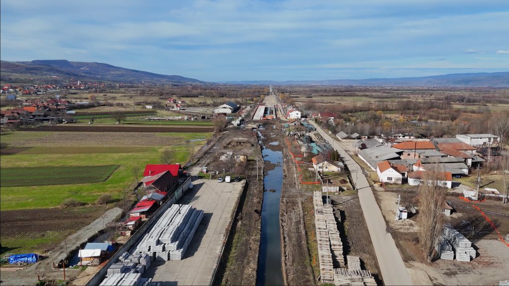 Lucrările la tronsonul feroviar Poieni–Aleșd, parte a magistralei Cluj-Napoca – Oradea, sunt blocatene, în timp ce imaginile realizate din drone arată un contrast șocant între progresul vizibil și realitatea administrativă a șantierului