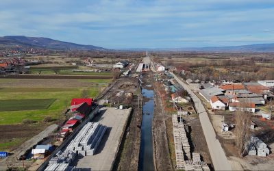 Lucrările la tronsonul feroviar Poieni–Aleșd, parte a magistralei Cluj-Napoca – Oradea, sunt blocatene, în timp ce imaginile realizate din drone arată un contrast șocant între progresul vizibil și realitatea administrativă a șantierului