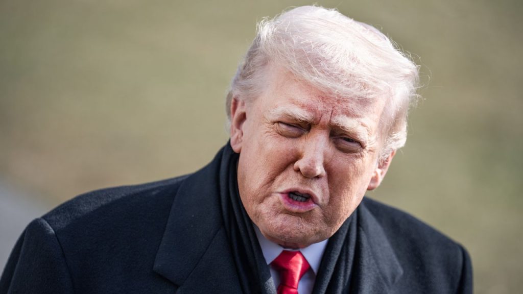 Trump grațiază cinci foști jucători din NFL Într-o mișcare surprinzătoare, președintele Statelor Unite, Donald Trump, a oferit grațierea unor foști jucători de fotbal american, gest ce subliniază atât impactul sportului în cultura americană, cât și atenția acordată justiției penale