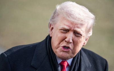 Trump grațiază cinci foști jucători din NFL Într-o mișcare surprinzătoare, președintele Statelor Unite, Donald Trump, a oferit grațierea unor foști jucători de fotbal american, gest ce subliniază atât impactul sportului în cultura americană, cât și atenția acordată justiției penale